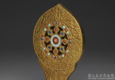 图片[3]-Gilt porcelain monstrance with the Wheel of the Law/ Dharmachakra in fencai painted enamels, Qing dynasty,  Jiaqing reign (1796-1820)-China Archive